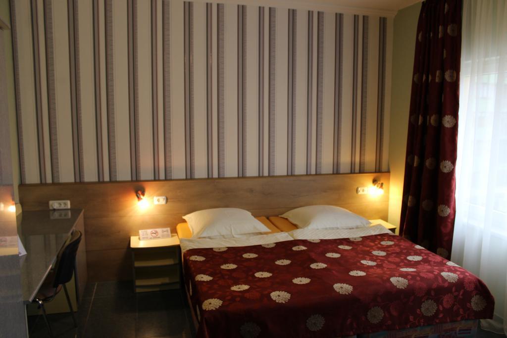 Pension Yellow Timisoara Bagian luar foto