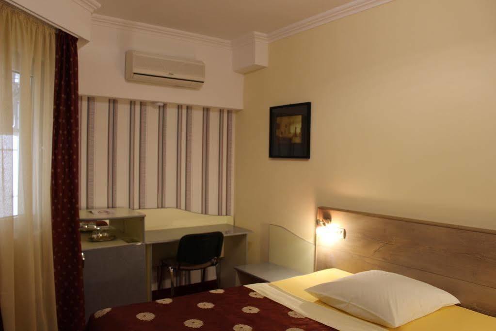 Pension Yellow Timisoara Bagian luar foto