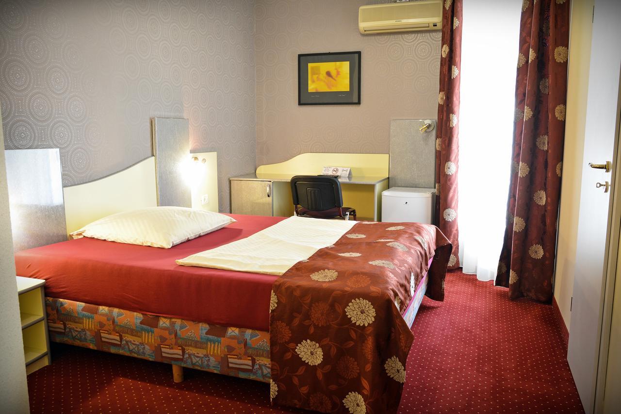 Pension Yellow Timisoara Bagian luar foto